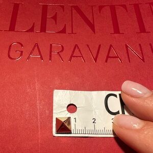 Valentino Rockstud Replacement Stud
Gold Pyramid : bags/shoes without back